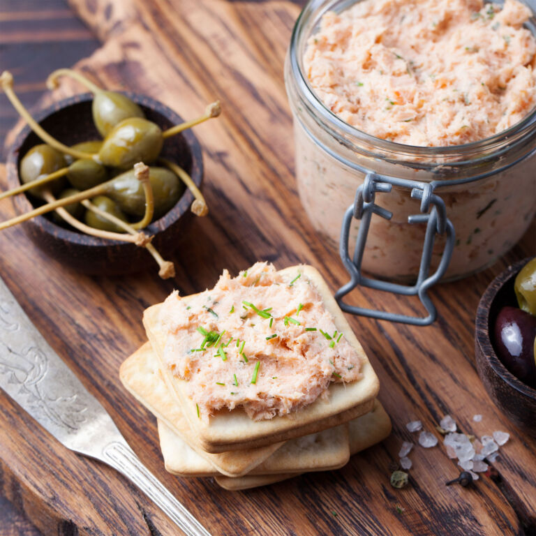smoked-salmon-and-cheese-spread-pate-crackers-gastroladies