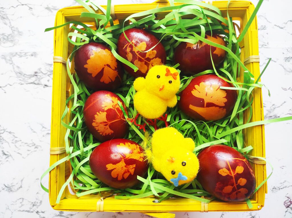Dye Easter Eggs With Natural Ingredient (Video)